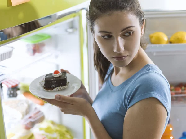 Mujer Joven Hambrienta Tomando Delicioso Postre Nevera Tomando Aperitivo Dieta — Foto de Stock