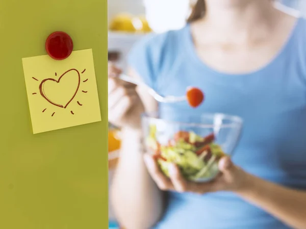 Wanita Makan Beberapa Salad Segar Samping Kulkas Makanan Vegan Yang — Stok Foto