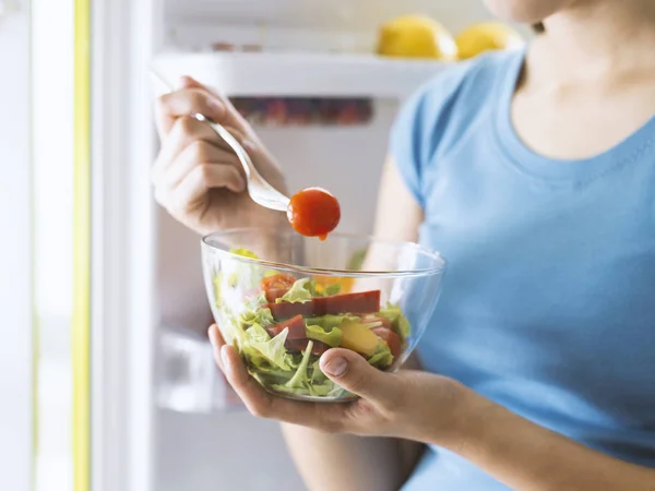 Donna Che Mangia Insalata Fresca Accanto Frigorifero Cibo Vegano Sano — Foto Stock