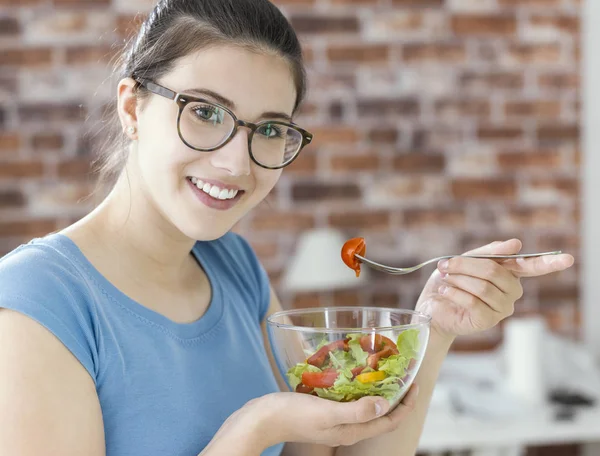 Mujer Joven Feliz Comiendo Ensalada Fresca Tazón Comida Vegana Saludable — Foto de Stock
