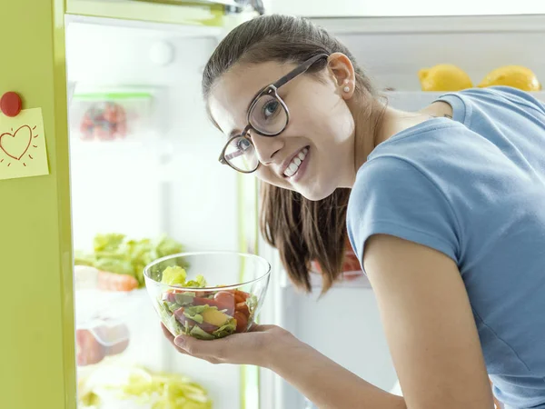 Vrouw Nemen Van Een Frisse Salade Kom Uit Koelkast Glimlachen — Stockfoto