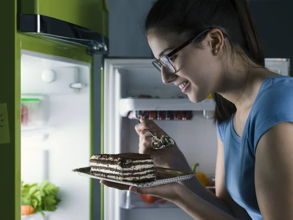 Žena Kuchyni Pozdní Noční Svačinu Bere Lahodný Dezert Lednice Dieta — Stock fotografie