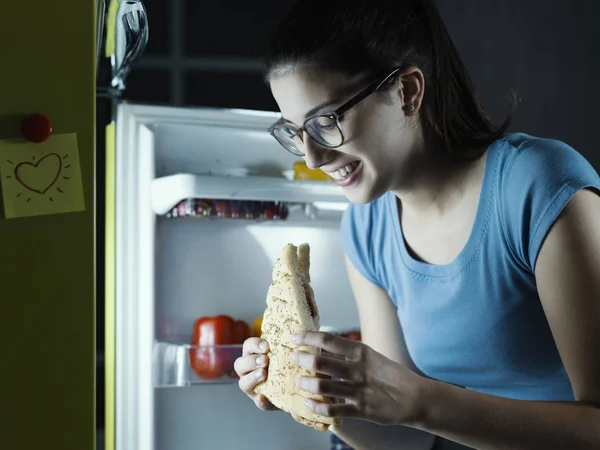 Jovem Mulher Tendo Lanche Tarde Noite Ela Está Tomando Sanduíche — Fotografia de Stock