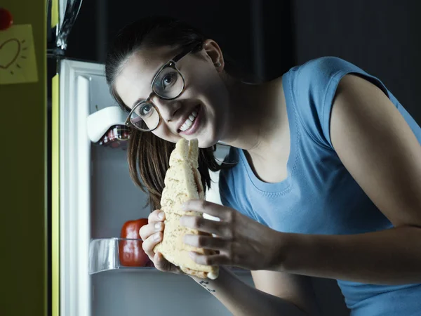 Mujer Joven Tomando Aperitivo Nocturno Ella Está Tomando Sándwich Fron — Foto de Stock