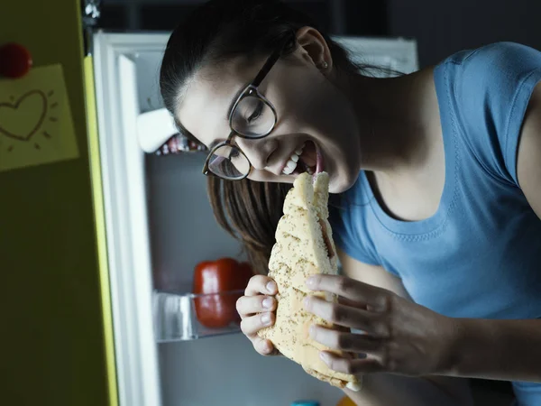Mujer Joven Tomando Aperitivo Nocturno Ella Está Tomando Sándwich Fron — Foto de Stock
