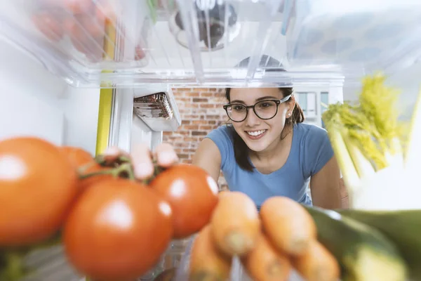 Giovane Donna Sorridente Preparare Pasto Sano Fresco Prendere Verdure Frigo — Foto Stock