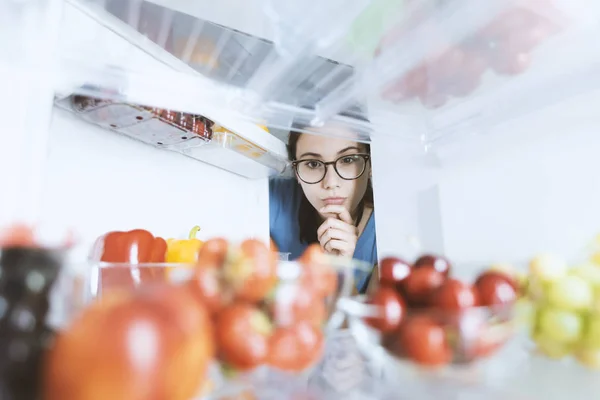 Mujer Joven Preparando Una Comida Fresca Saludable Está Pensando Con — Foto de Stock