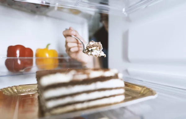 Hungrige Frau Isst Ein Dessert Direkt Aus Dem Kühlschrank Mit — Stockfoto