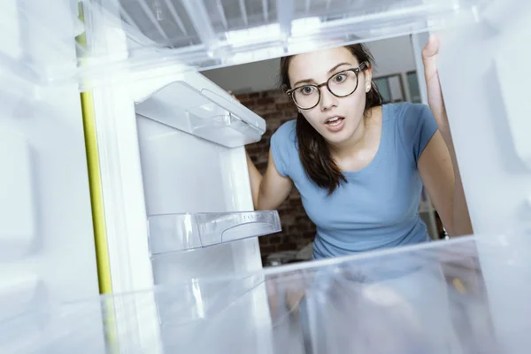 Young Hungry Desperate Woman Looking Her Empty Fridge She Panicking — Stock Photo, Image
