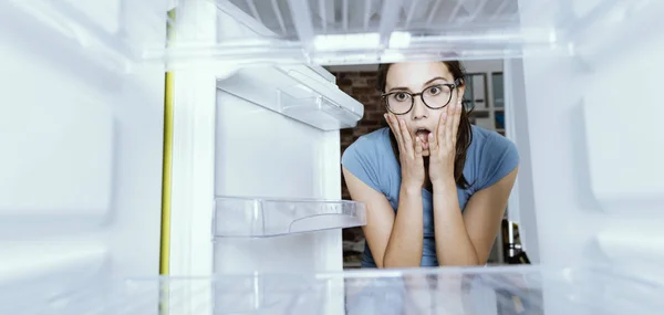 Joven Hambrienta Mujer Desesperada Mirando Nevera Vacía Ella Está Entrando —  Fotos de Stock