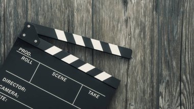 Kaba ahşap bir yüzey, sinema ve video yapımı kavramı üzerine el çırpma tahtası