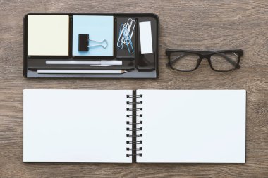 Açık defter ile masaüstü, yaratıcılık ve planlama kavramı, üstten görünüm boş sayfaları