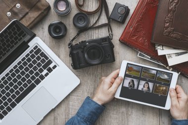 Yenilikçi fotoğrafçının masaüstü kamera, dizüstü bilgisayar ve fotoğrafik donanımlar ile dijital tablet, düz yatıyordu kullanıyor