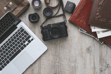 Yenilikçi fotoğraf ekipmanı vintage bir ahşap masaüstü, düz üstünde laptop ile yatıyordu