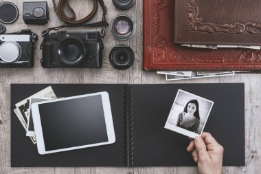 Fotoğrafik donanımlar, fotoğraf makinesi, dijital tablet ve fotoğraf albümü, bir fotoğrafçı bir anlık resim, düz yatıyordu tutuyor