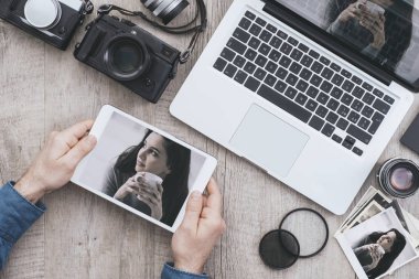 Profesyonel Fotoğraf Ekipmanları ve laptop üstünde a okul sırası, bir fotoğrafçı dijital tablet kullanma