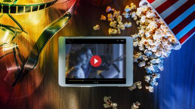 Dijital değmek perde tablet patlamış mısır ve film şeridi ile; film online akış sinema ve eğlence kavramı