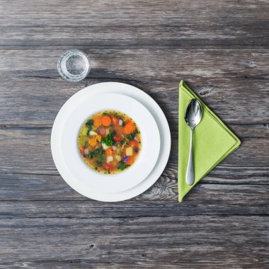 Bir tabak bir rustik ahşap tablo, sağlıklı lezzetli sebze çorbası yemek