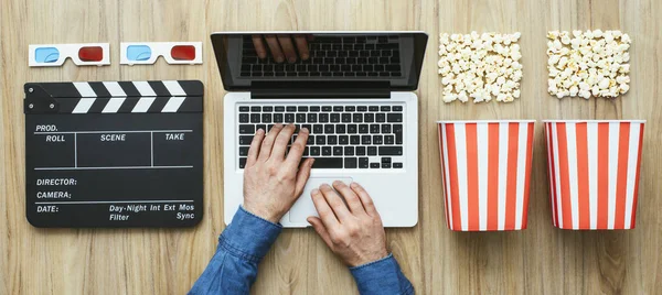 Homem Assistindo Filme Streaming Line Com Pipocas Óculos Clapboard Cinema — Fotografia de Stock