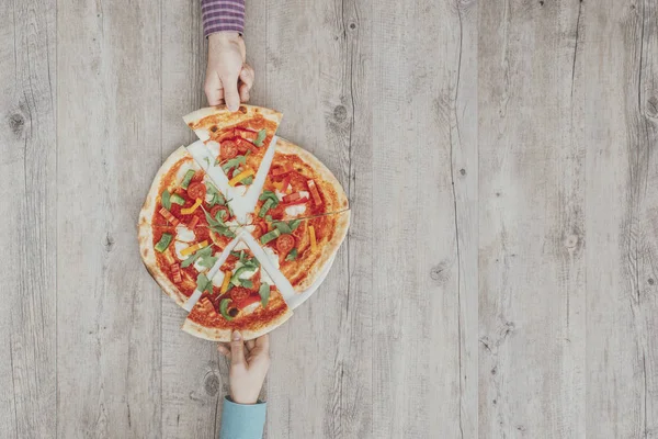 Barátok Megosztani Egy Finom Pizza Egy Rusztikus Asztalon Tartanak Egy — Stock Fotó