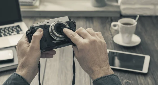 Hipster Fotógrafo Casa Sentado Escritorio Limpieza Lente Cámara Con Paño —  Fotos de Stock