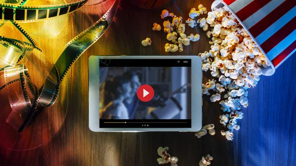 Tablet Tela Toque Digital Com Pipoca Filmstrip Filme Online Streaming — Fotografia de Stock