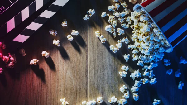 Popcorn Clapper Wooden Desktop Dramatic Lighting Cinema Movies Concept — Stock Photo, Image