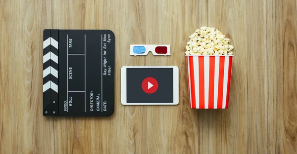 Klappbrett Digitales Tablet Brille Und Popcorn Auf Holzoberfläche Kino Und — Stockfoto