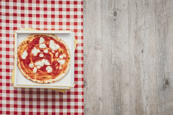 Pil Med Pizzaesker Innpakket Duk Velsmakende Pizza Oppå Fjern Matkonseptet – stockfoto