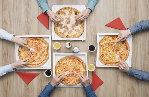 Baráti Társaság Amelyek Egy Fél Pizzát Otthon Együtt Élvezik Lapos — Stock Fotó