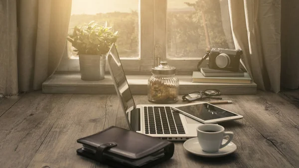 Laptop Café Uma Mesa Madeira Frente Uma Janela Uma Casa — Fotografia de Stock