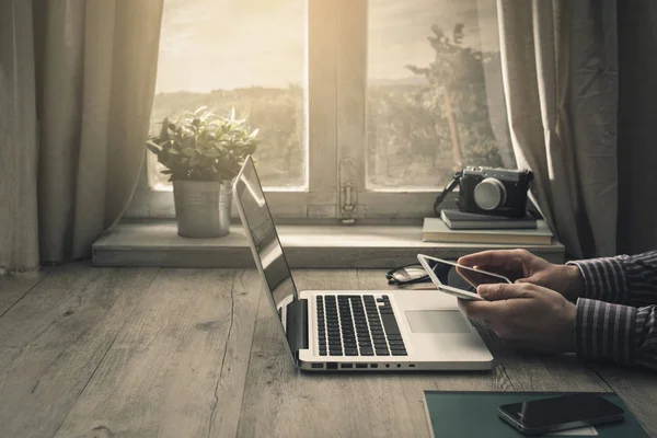 Hipster Człowiek Pracy Laptopa Tabletu Przed Oknem Rustykalnym Stylu Vintage — Zdjęcie stockowe