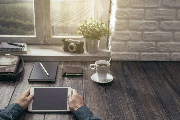 Adam Evde Bir Pencerenin Önünde Masada Oturan Dijital Tablet Bakış — Stok fotoğraf