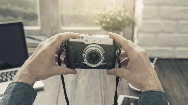 Hipster Fotógrafo Casa Sentado Escritorio Tomar Una Selfie Con Cámara — Foto de Stock