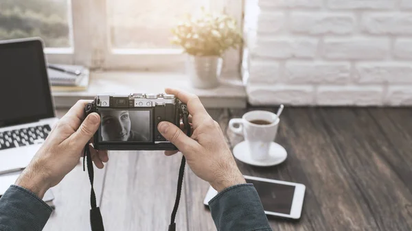 Resimleri Masa Başında Oturan Izlerken Hipster Fotoğrafçı Evde Kamera Dijital — Stok fotoğraf