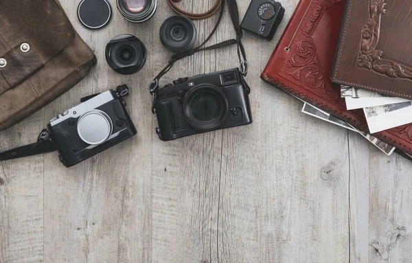 Hipster Fotoausrüstung Und Fotoalben Auf Einem Hölzernen Schreibtisch — Stockfoto