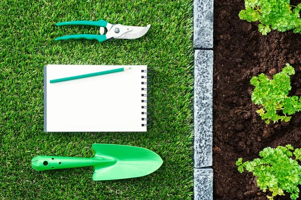 庭師の片付けなくてはいけない事リスト 空白のメモ帳 ガーデニング 土壌に生育 — ストック写真