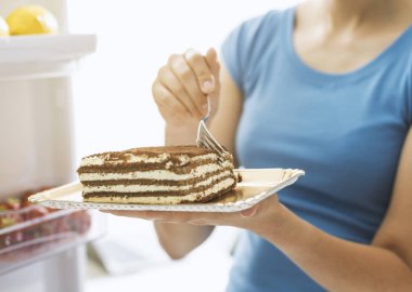 Lezzetli bir tatlı olan kadın