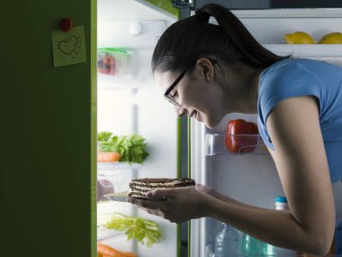 Bir gece yarısı snack sahip kadın