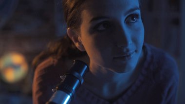 Kadın profesyonel teleskop ile yıldızlara