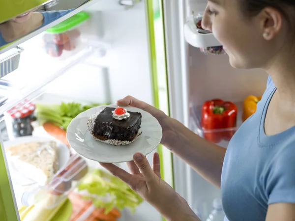 Mujer tomando un delicioso postre —  Fotos de Stock