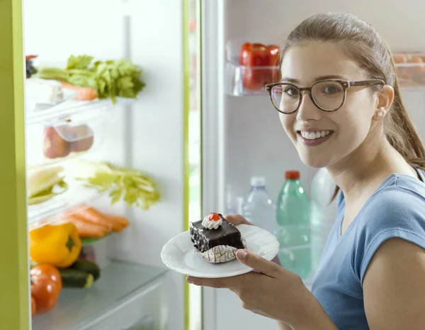 Mujer tomando un delicioso postre —  Fotos de Stock