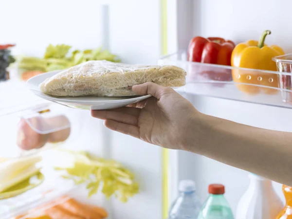 Mujer tomando un sándwich de la nevera — Foto de Stock