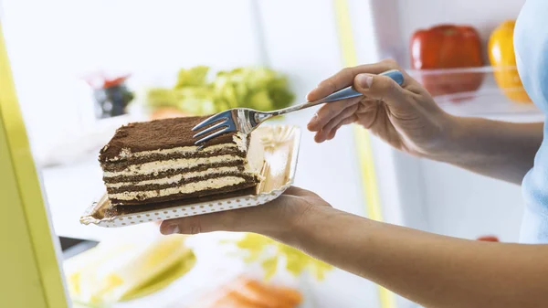 Mujer tomando un delicioso postre — Foto de Stock