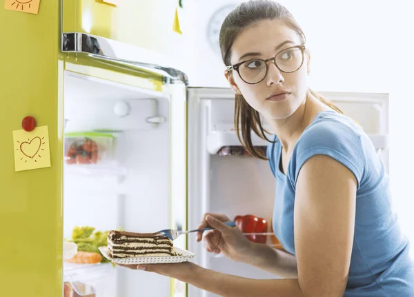 Mujer hambrienta tomando un postre de la nevera —  Fotos de Stock