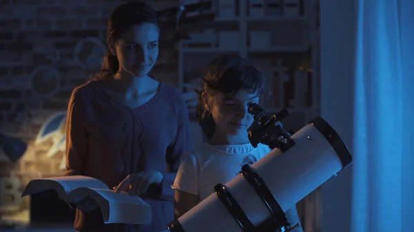 Сестры наблюдают за звездами и изучают астромонию — стоковое фото