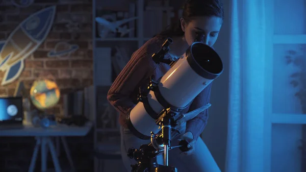 Frau starrt mit professionellem Teleskop — Stockfoto