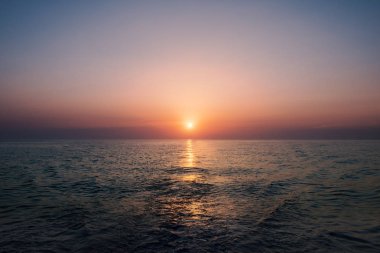 Gün batımı ve parlak gökyüzü ile güzel deniz manzarası