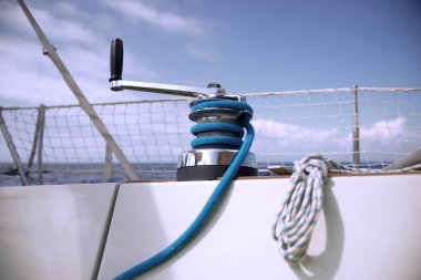 Denizde bir yelkenli tekne ipi ile vinç