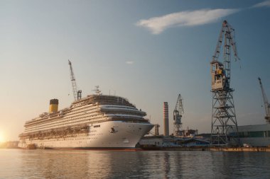 Endüstriyel liman gündoğumu gemiler ile